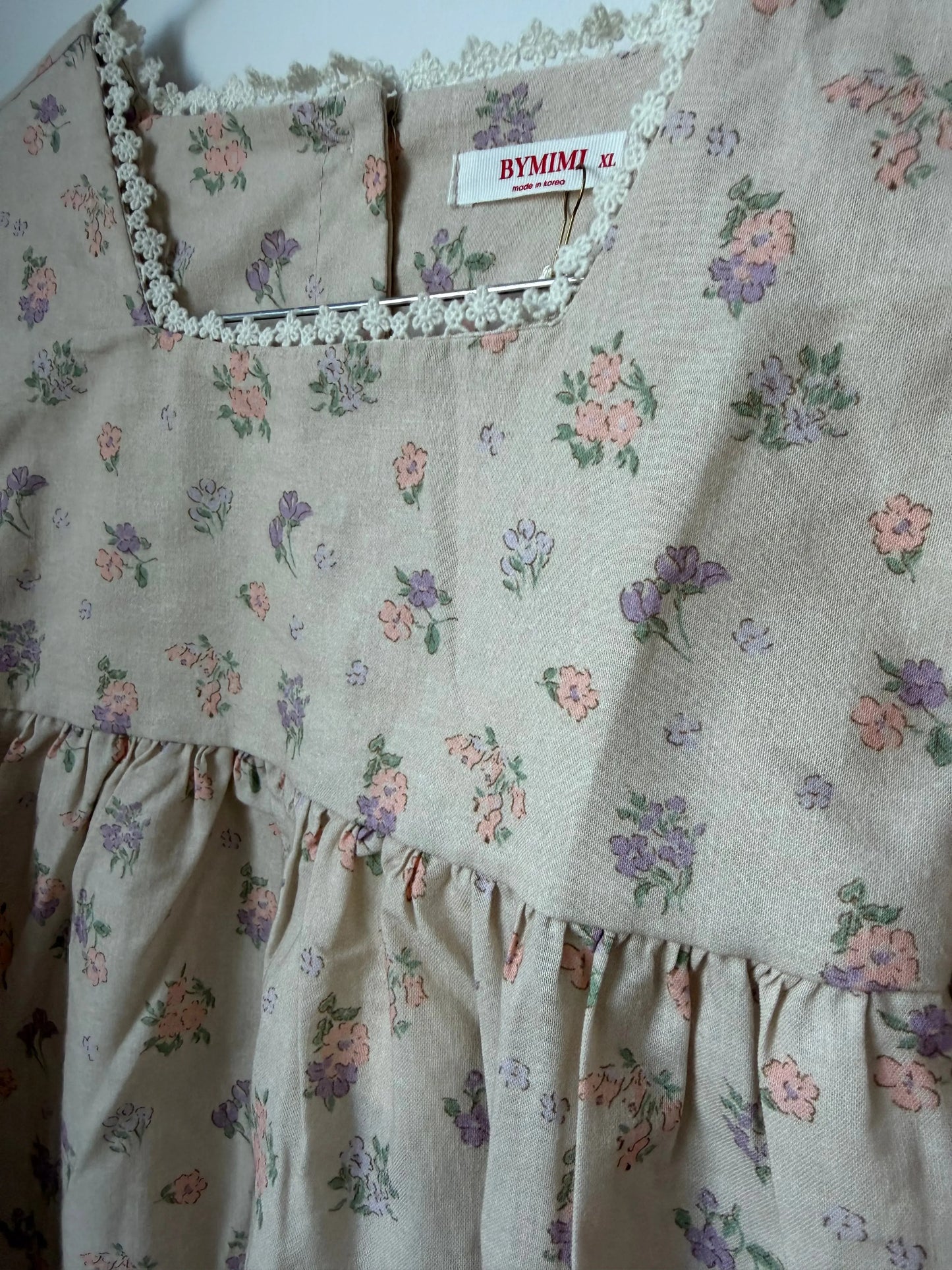 Sukienka z ozdobnym dekoltem bymimi kids BEBE Concept