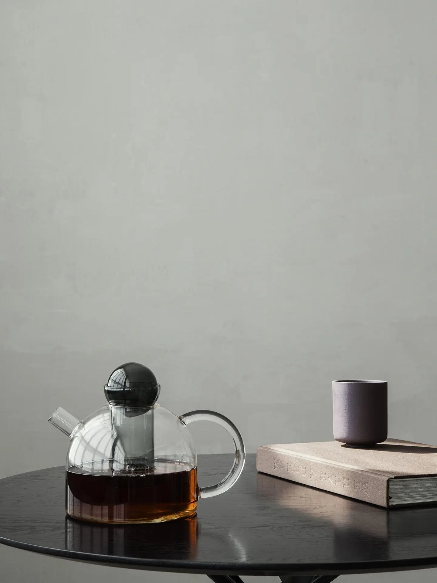 szklany czajnik z sitkiem do sypanej herbaty Still Teapot Ferm Living BEBE Concept 