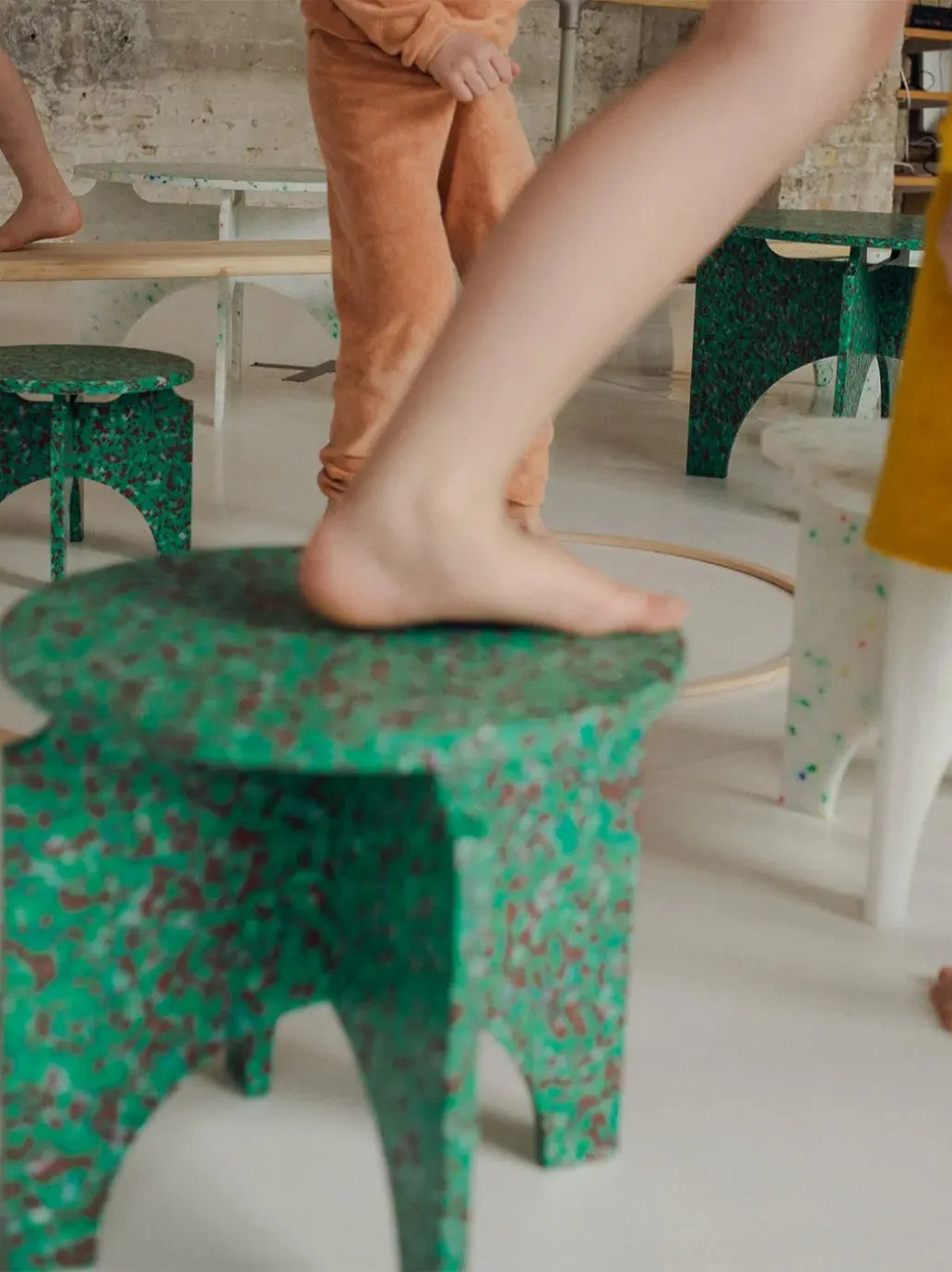 Stołek z eko tworzywa Round Stool Tiny M1N1 Minimono BEBE Concept 