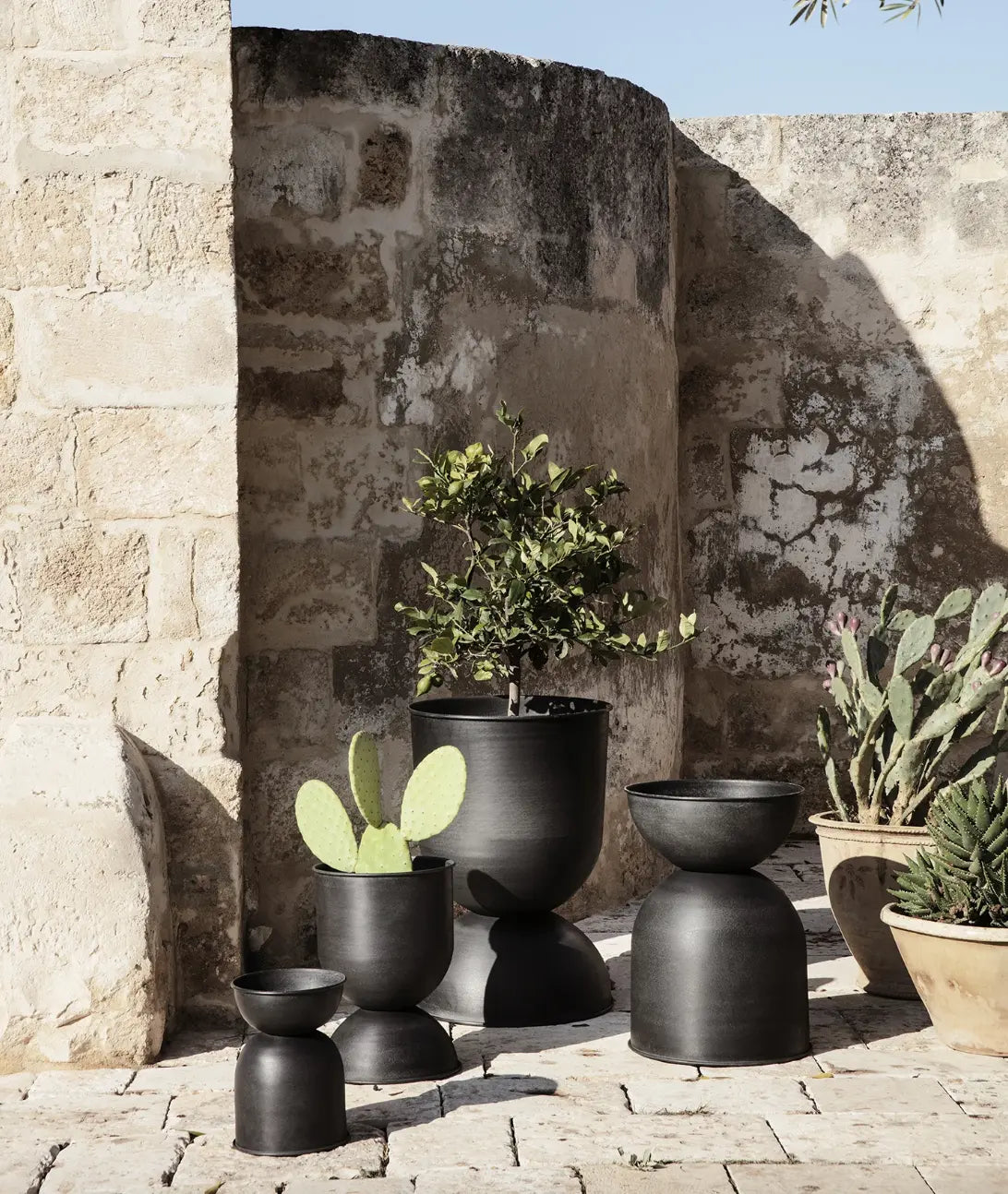 metalowa donica w kształcie klepsydry Hourglass Pot Ferm Living BEBE Concept 
