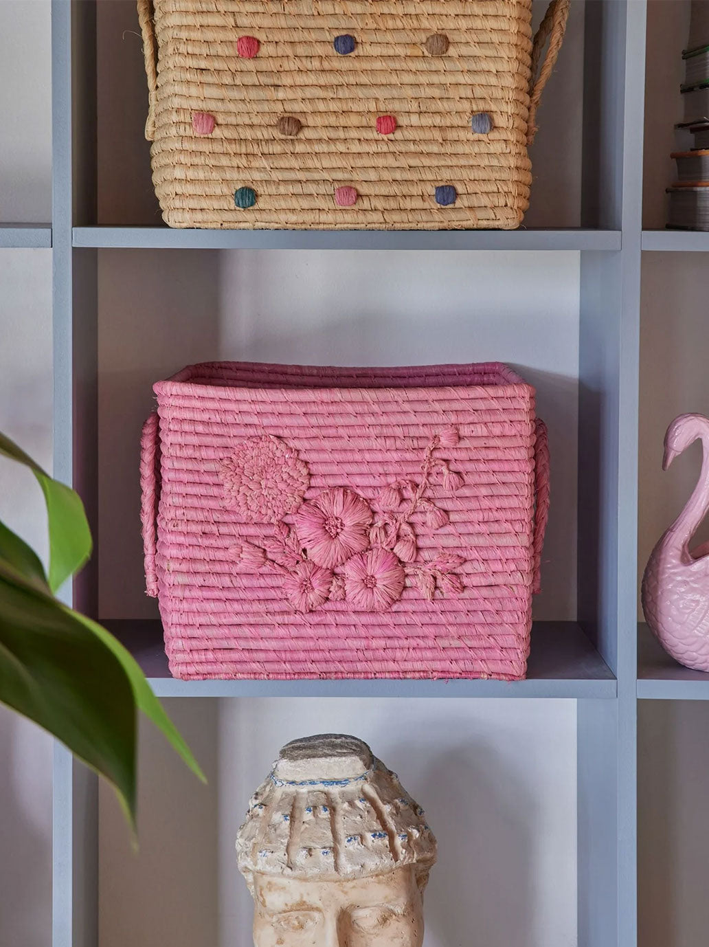 Kosz na zabawki Flower embroidery raffia basket RICE BEBE Concept 