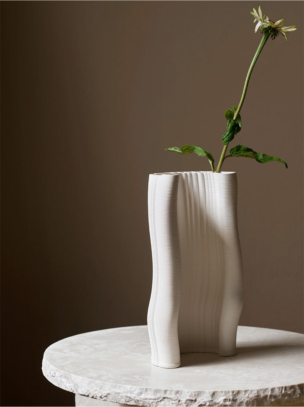 Ceramiczny wazon Moire Vase Ferm Living BEBE Concept 