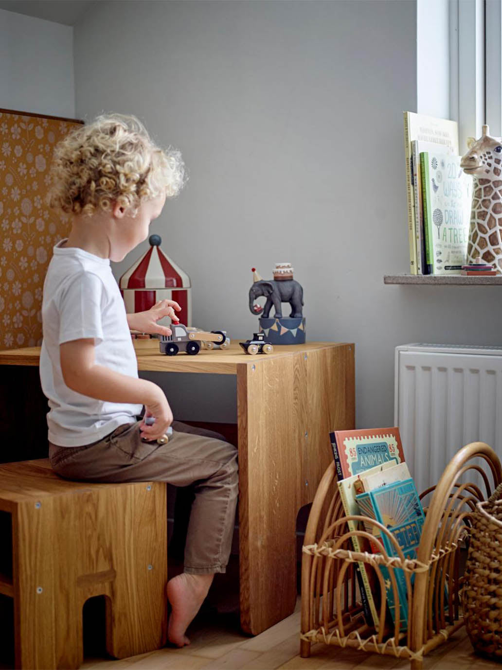 Drewniany stołek z funkcją przechowywania Bas Stool Bloomingville BEBE Concept 
