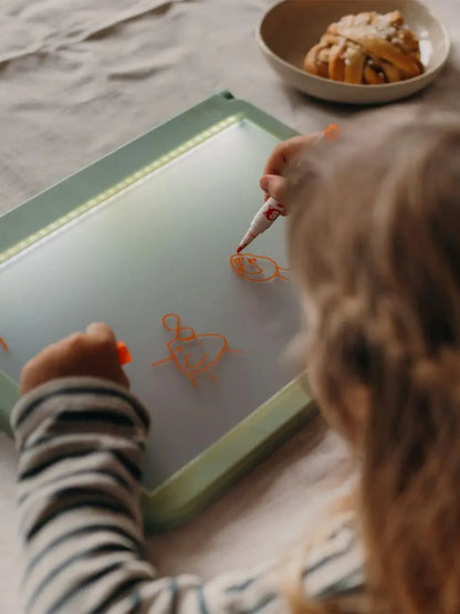 Podświetlany tablet do nauki pisania i rysowania Kidywolf BEBE Concept 