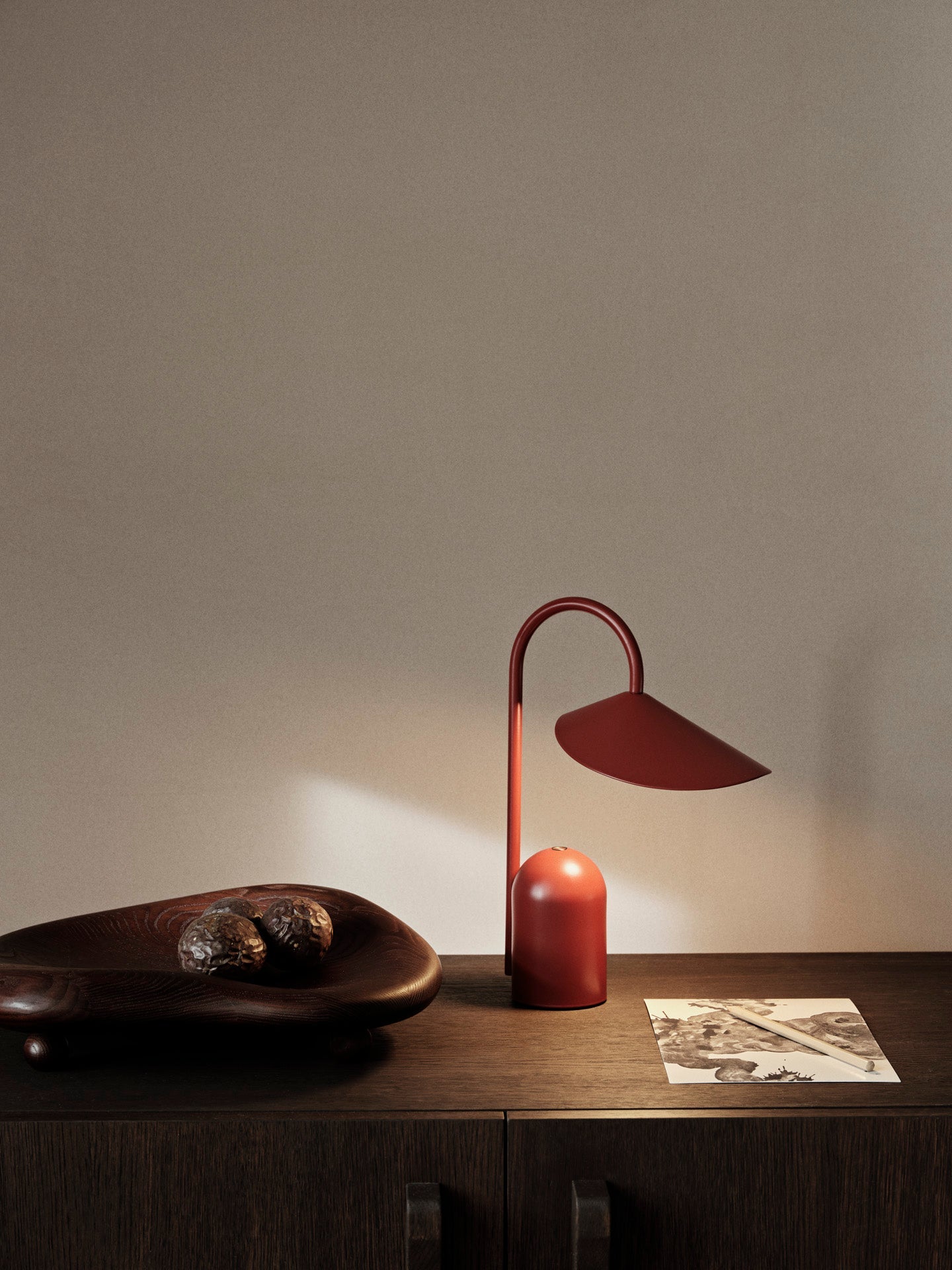 Bezprzewodowa lampka Arum Portable Lamp Ferm Living BEBE Concept 