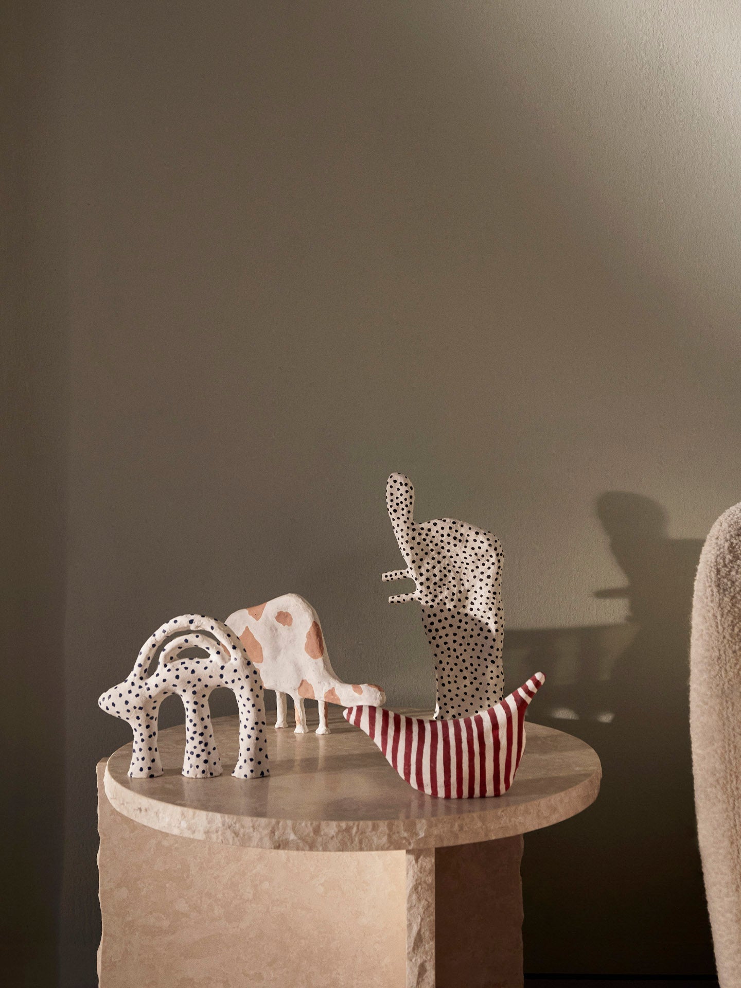 Dekoracyjna rzeźba papier mâché Ferm Living BEBE Concept 